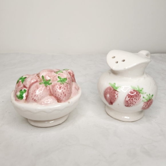 Strawberry Ceramic Salt and Pepper Shakers - Picture 1 of 10